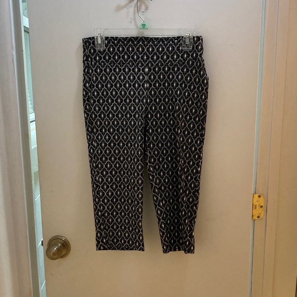 Elegant Black and White Patterned Capris
